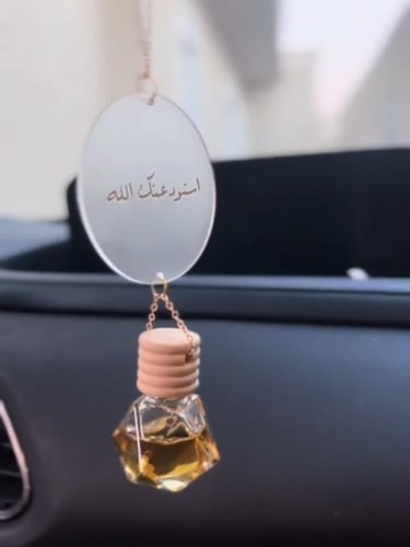 تعليقة سيارة بالاسم مع فواحة