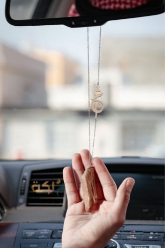 تعليقة عود حروف مدموجه برائحة العود الفاخره