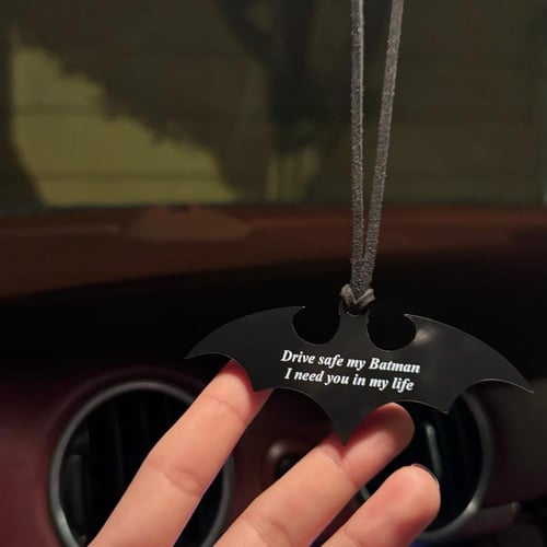 تعليقة باتمان بعبارة حسب الطلب