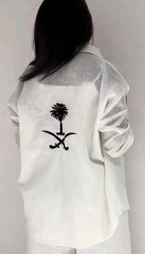 قميص لينن بتطريز سيفين ونخلة