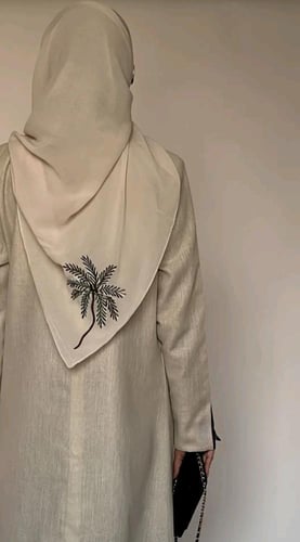 عباية نجديه بتطريز شكل نخله