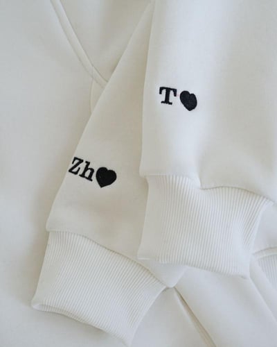 هودي القلب مطرز بحروف مخصصة