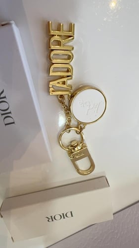 ميدلية ديور مع الكيس