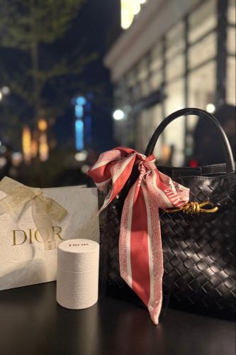 سكارف ديور مع الكيس والبوكس