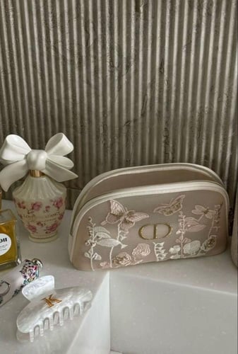 شنطة مكياج ديور مع الكيس