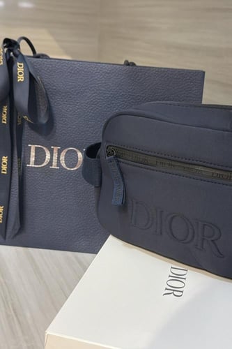 شنطة ديور رجاليه مع الكيس مع كرت ديور