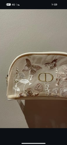 شنطة مكياج ديور مع الكيس