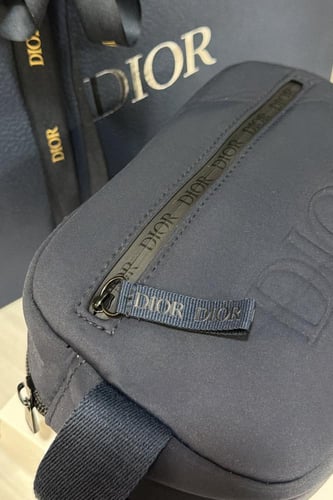شنطة ديور رجاليه مع الكيس مع كرت ديور
