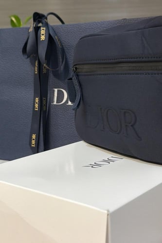 شنطة ديور رجاليه مع الكيس مع كرت ديور
