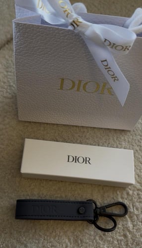 ميدالية ديور مع الكيس