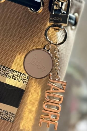 ميدلية ديور مع الكيس