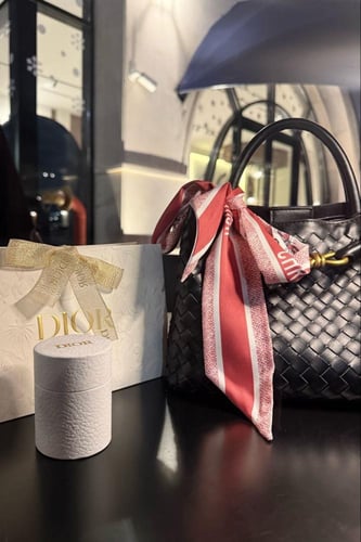 سكارف ديور مع الكيس والبوكس