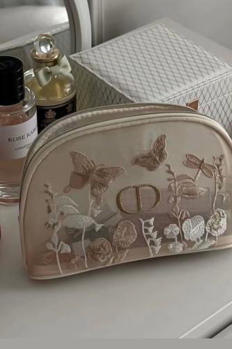 شنطة مكياج ديور مع الكيس