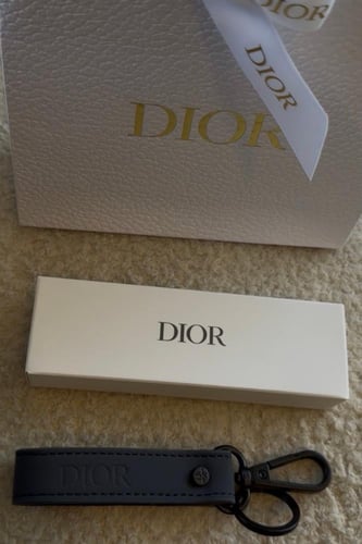 ميدالية ديور مع الكيس