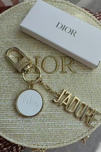 ميدلية ديور مع الكيس