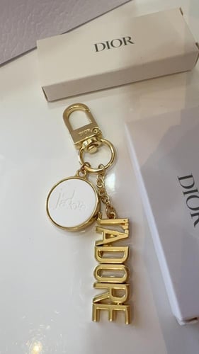 ميدلية ديور مع الكيس