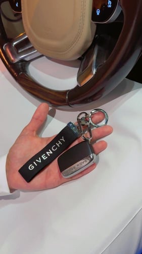 ميدلية جفنشي مع الكيس