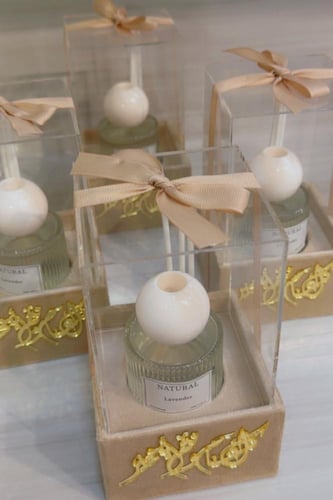 فواحة بعلبة إكريلك مع عبارة العيد