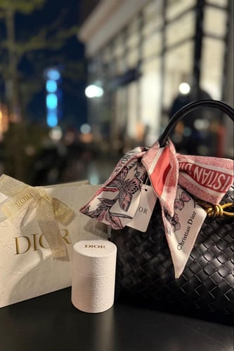 سكارف ديور مع الكيس والبوكس