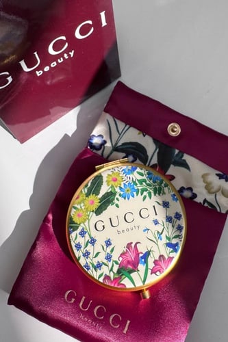 مراية قوتشي مع كيس ومحفظة للمراية