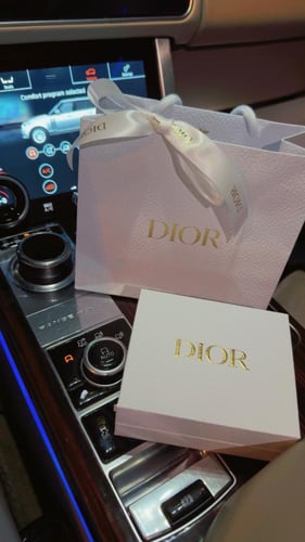 تعليقة سيارة ديور مع الكيس والبوكس