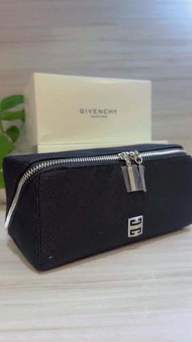 شنطة جيفنشي أسود مع البوكس.