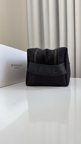 شنطة جيفنشي رجالية