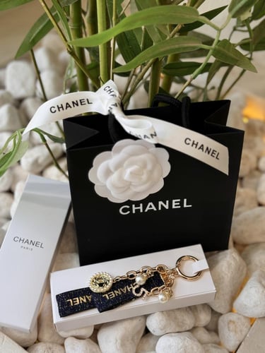 ميدلية شانيل مع الكيس