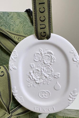 تعليقة سيارة قوتشي حجر مع عطر