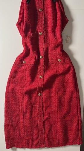 فستان طوق أحمر