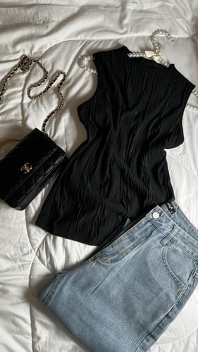 بلوزة سوداء جذابة
