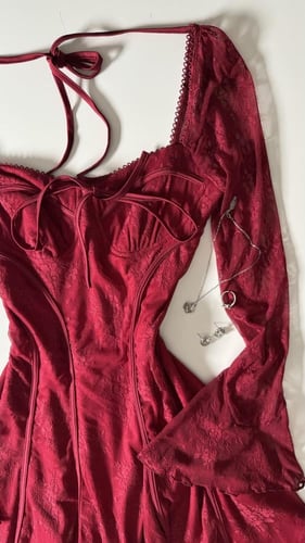 فستان أنثوي