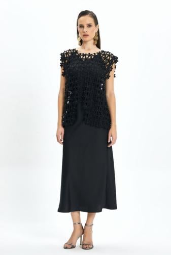 فستان اسود مع جليه ابيض مطرز مطعم بلولو