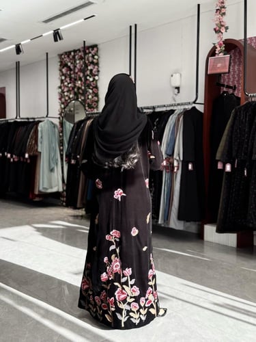 عباية D712-شتويه مخمل مطرز ورد نصف كلوش