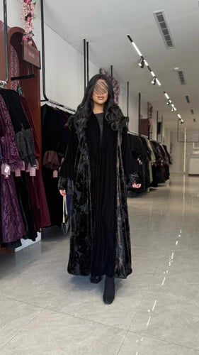 عباية D657 - شتوية قماش مخمل مزينه بأكمام كسرات -...