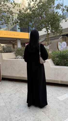 عباية D70037 - بقماش كريب كوبرا بتطريز انيق ورد من عند الصدر - اسود