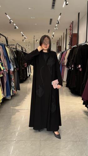 عباية D5144 - بقماش كريب ملكي نص كلوش بتطريز وردة - اسود