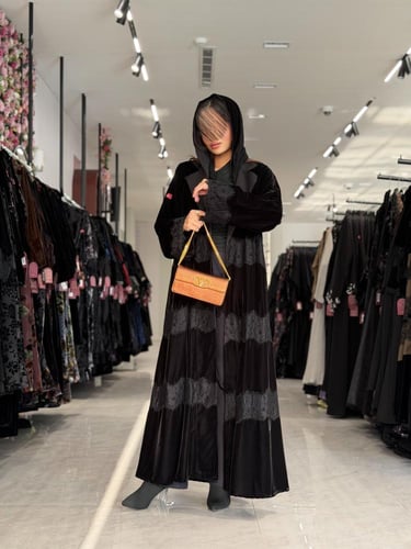 عباية D696 - شتوية قماش مخمل مع كتان طبقات مزينه ب...