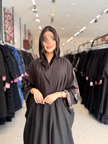 عباية D967 - بقماش لنن بتطريز ورد انيق من الخلف قص...