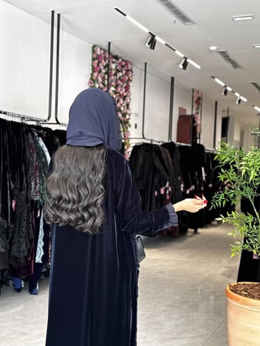 عباية D738 - بقماش مخمل مزين بكلفه قصة كلوش - كحلي