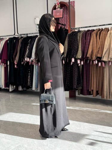 عباية D726 بليزر مبطن قماش كريب اندنوسي لمعه بقصة...