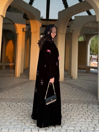 عباية D634 - قماش مخمل بتطريز ابيض قصة كلوش - وردي