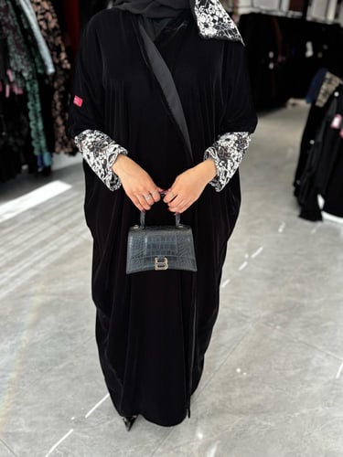 عباية D664-قماش مخمل مزين باكمام دانتيل قصة نص بشت...