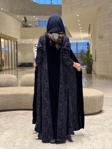 عباية D642 - قماش مخمل بتدخيلات دانتيل - كحلي