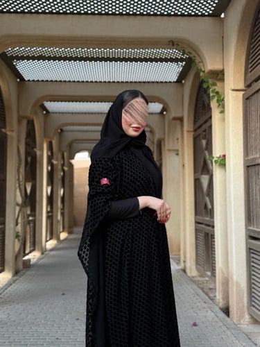 عباية D626 - نصف بشت مخمل منقط مع ملكي