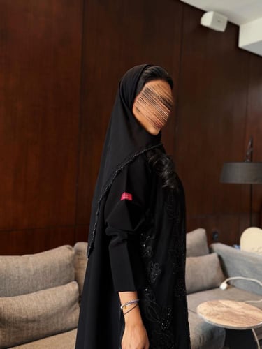 عباية D855 - بقماش سراميك مزينة بدانتل فيه تطريز و...