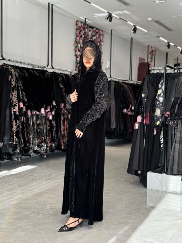 عباية D724-شتويه قماش مخمل باكمام مخمل مزينه بكسرا...