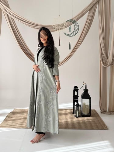 عباية D830 - بقماش لنن مطرز ربع كلوش