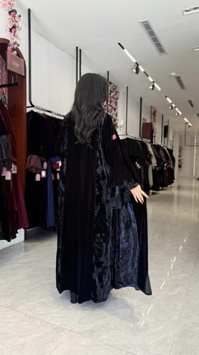 عباية D657 - شتوية قماش مخمل مزينه بأكمام كسرات -...