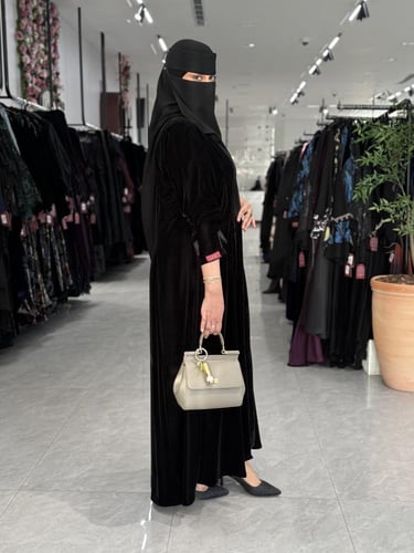 عباية D755 - قماش مخمل بكسرات من الامام والخلف